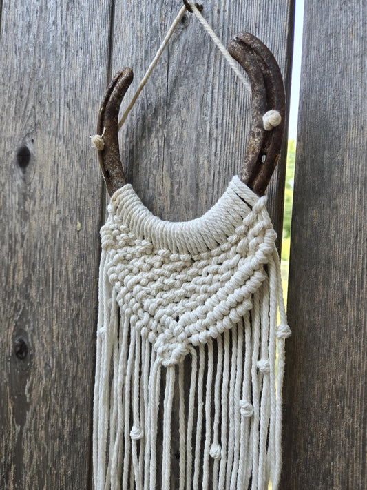 SB Macrame lucky horseshoe wall decor