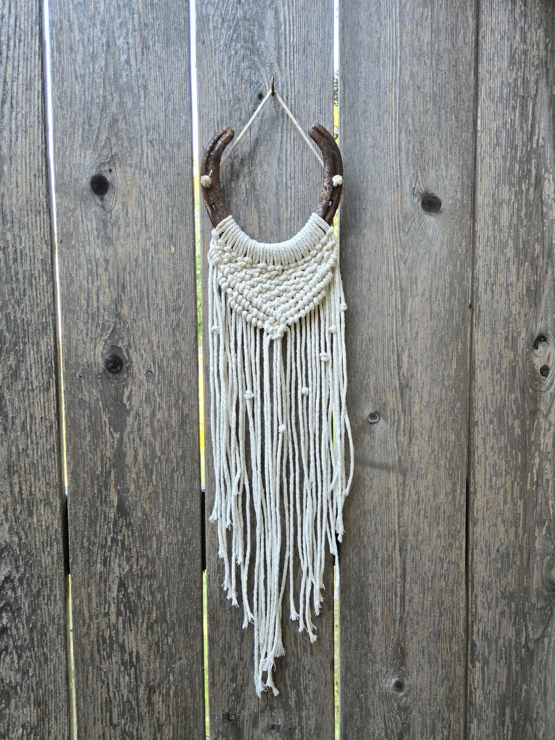 SB Macrame lucky horseshoe wall decor