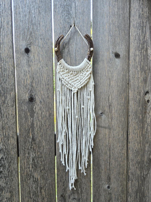 SB Macrame lucky horseshoe wall decor